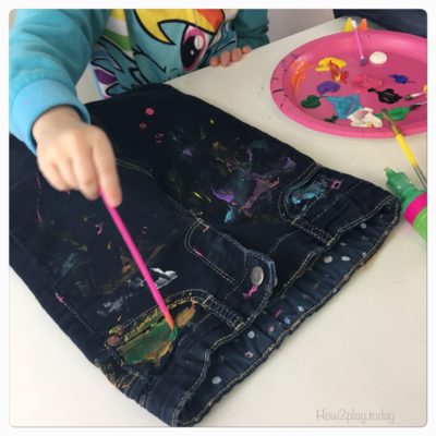 DIY Splatter Jeans for Kids. Be creative, have some fun and final masterpiece becomes today's latest fashion trend.
