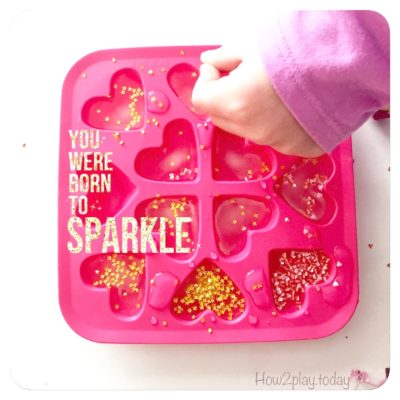 Add some sparkle into your drinks but making these DIY Glitter Ice Cubes {using edible glitter}