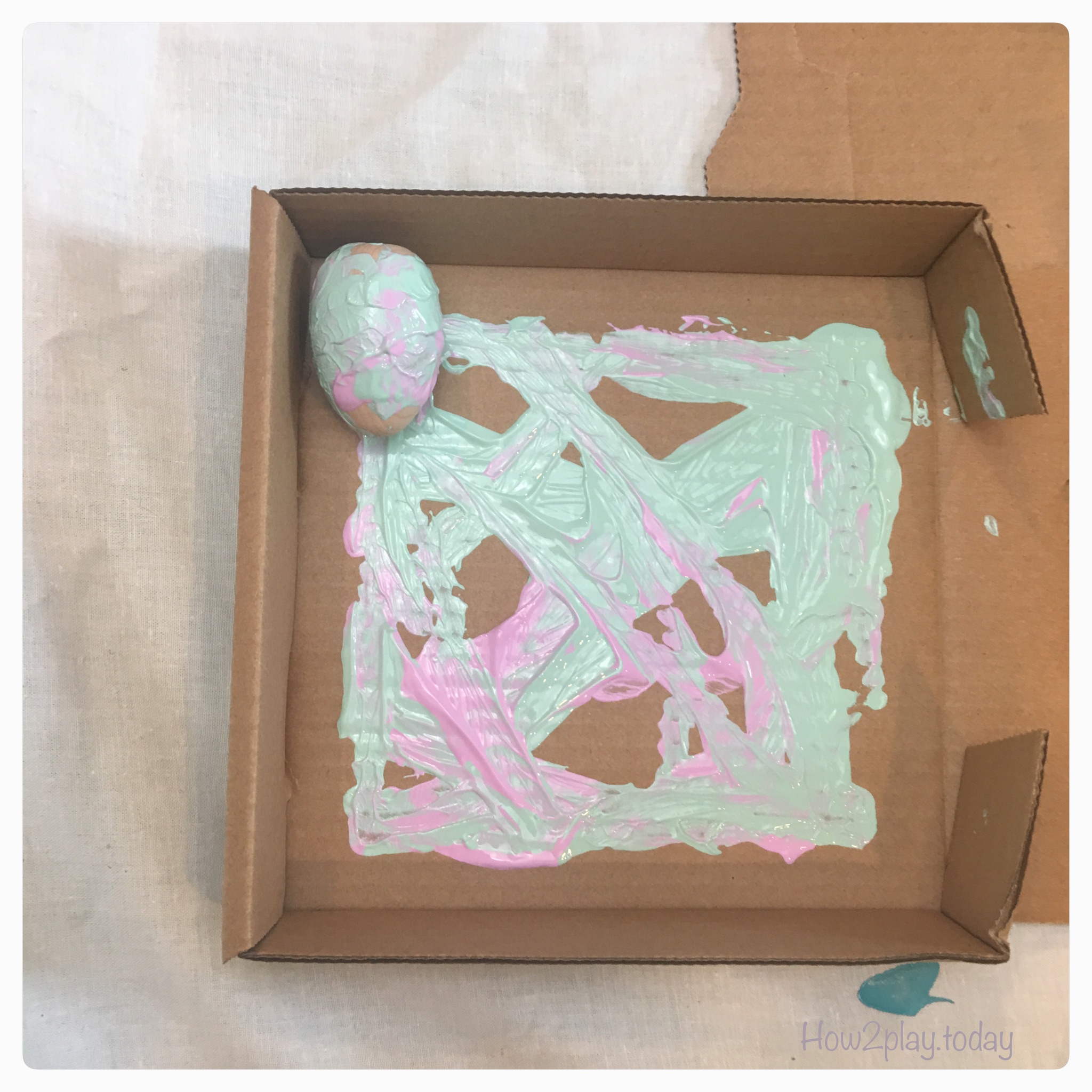 Creative DIY Easter egg art. This open-ended process art allows the kids to direct the art project by allowing them options and embracing the mess. The process becomes the fun focus and not necessarily the product because whatever the end result is, will be beautiful.