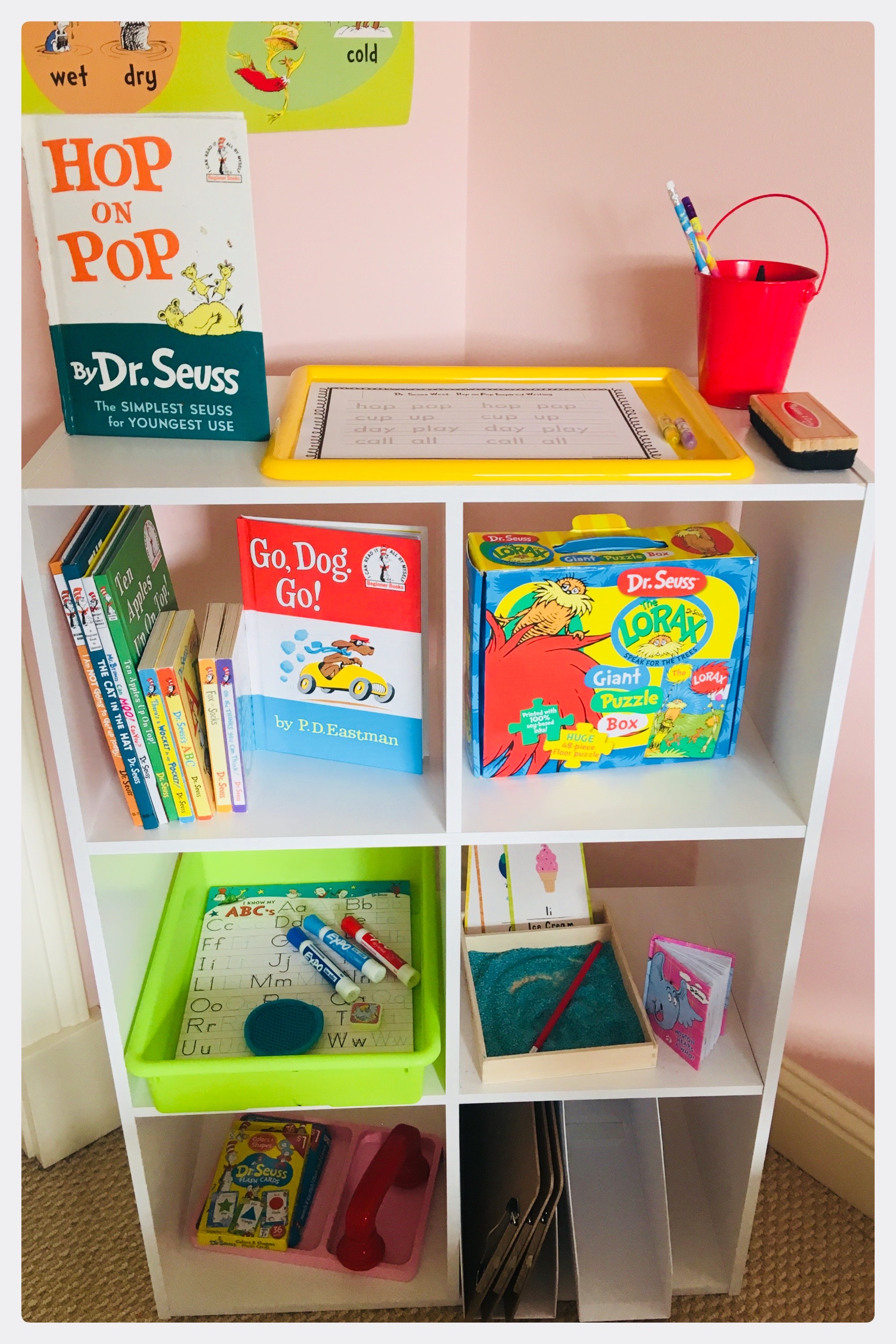 💙 The Cat In The Hat Sensory Bin ❤️ With Dr. Seuss’s Birthday just around the corner and Read Across America Day quickly approaching, I thought I’d share some of our favorite Dr. Seuss Inspired play! 💙 Sensory bins, Cat in the Hat hats, name tags, playroom decor, and this literacy center set-up