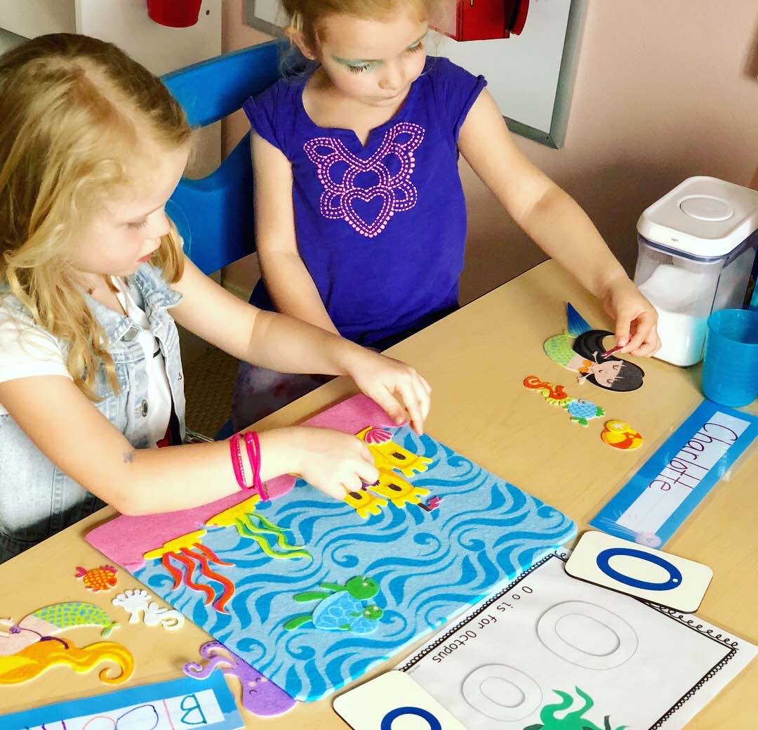Creating simple table activities to encourage sensory play, ocean theme, and literacy (O is for Ocean & Octopus) @how2playtoday