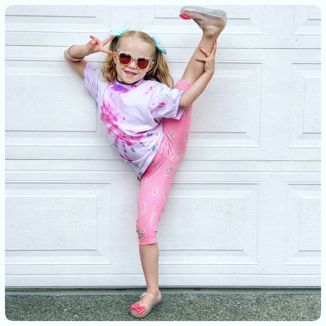 How to Tie-Dye shirts:  great summer time activity for preschoolers, pre-k, elementary and teens!  When you try this at home, be sure to tag us and let us know how yours turned out #how2playtoday @how2playtoday