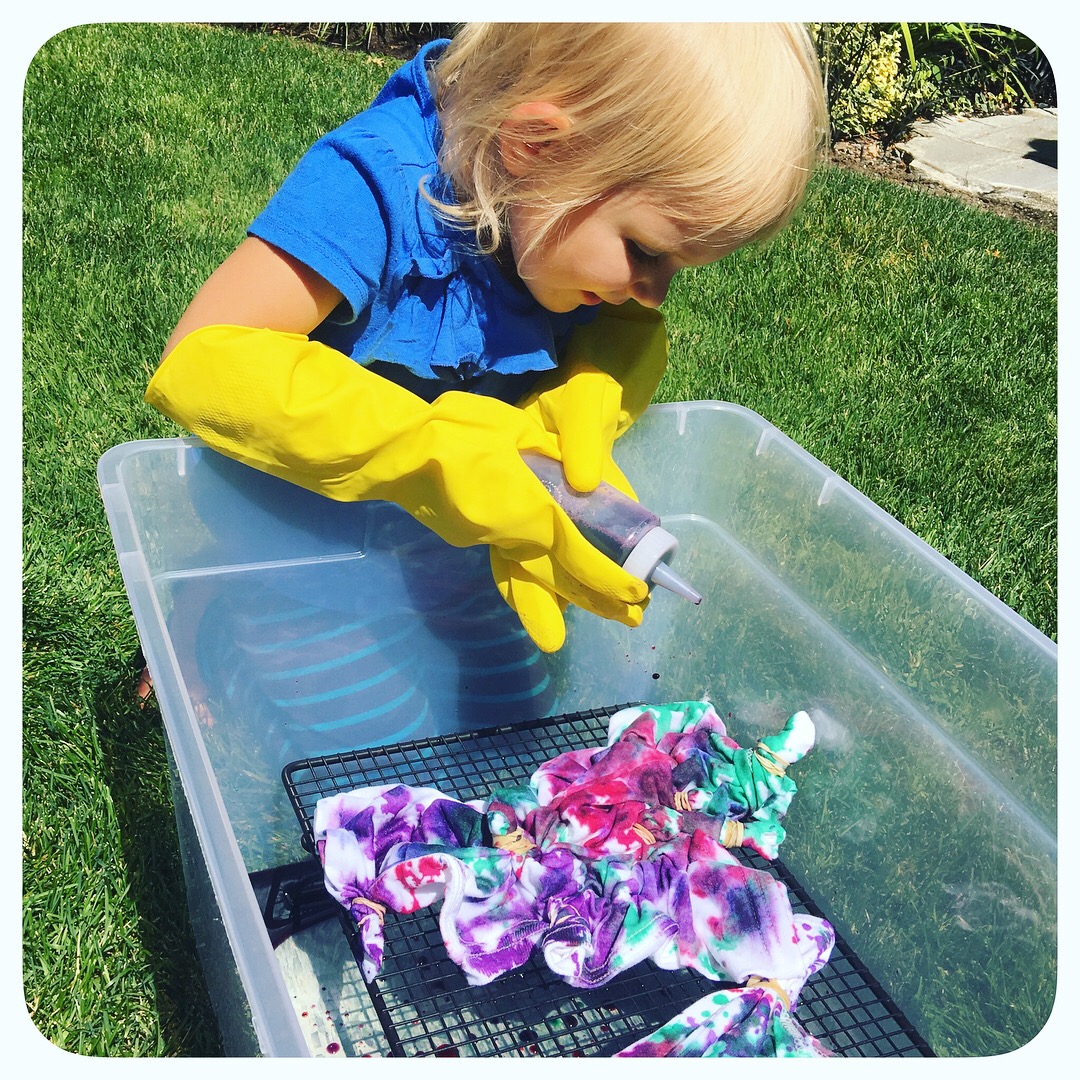 How to Tie-Dye shirts:  great summer time activity for preschoolers, pre-k, elementary and teens!  When you try this at home, be sure to tag us and let us know how yours turned out #how2playtoday @how2playtoday