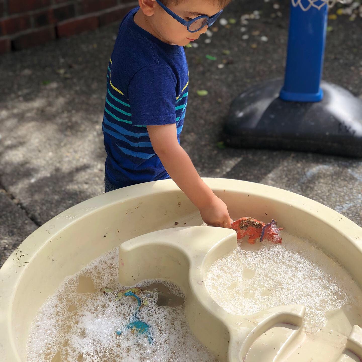 ? Dirty Dinosaurs ? Flour, water, and coffee grounds = this fabulous smelling “mud” to have our dinosaurs play in. Then time to clean them off ? Sensory bin using food ? I’ve been creating these types of bins for almost 20 years. This is a fun & Simple way you can play today with your child.