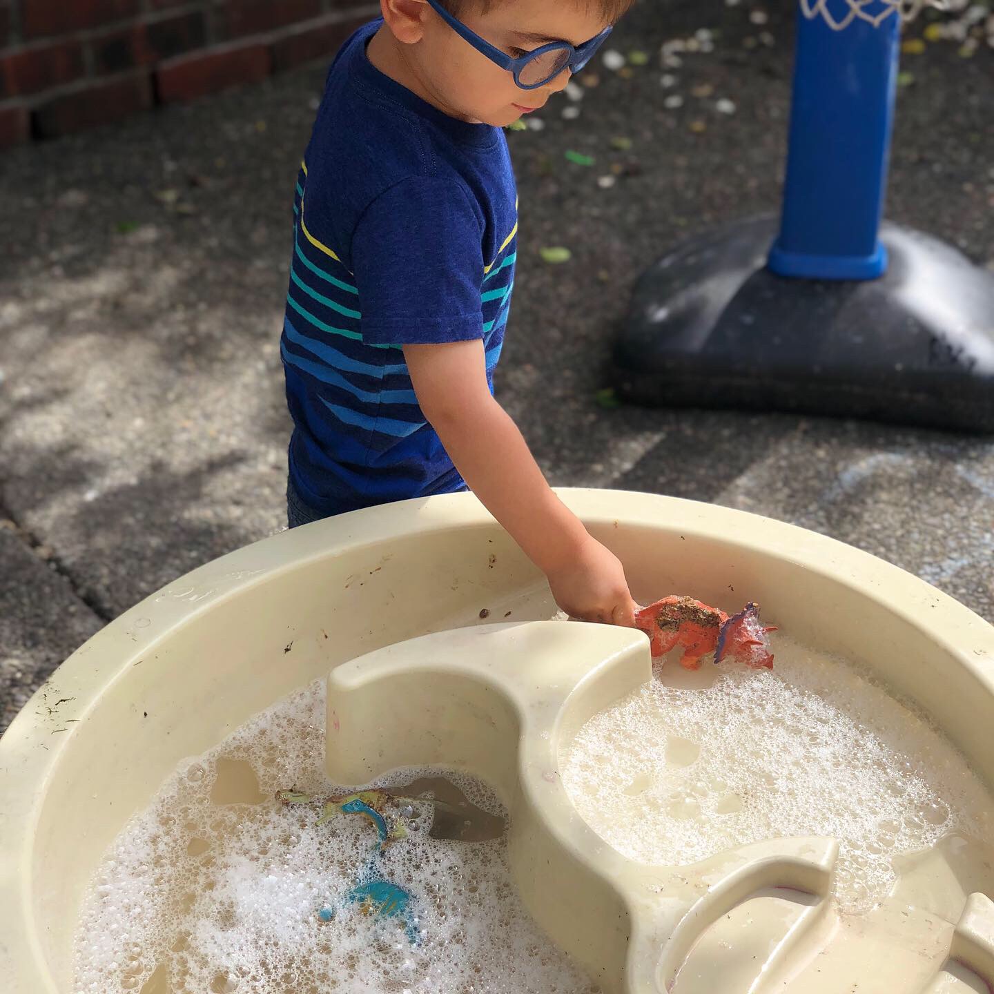 🦕 Dirty Dinosaurs 🦖 Flour, water, and coffee grounds = this fabulous smelling “mud” to have our dinosaurs play in. Then time to clean them off 🧼 Sensory bin using food 💫 I’ve been creating these types of bins for almost 20 years. This is a fun & Simple way you can play today with your child.