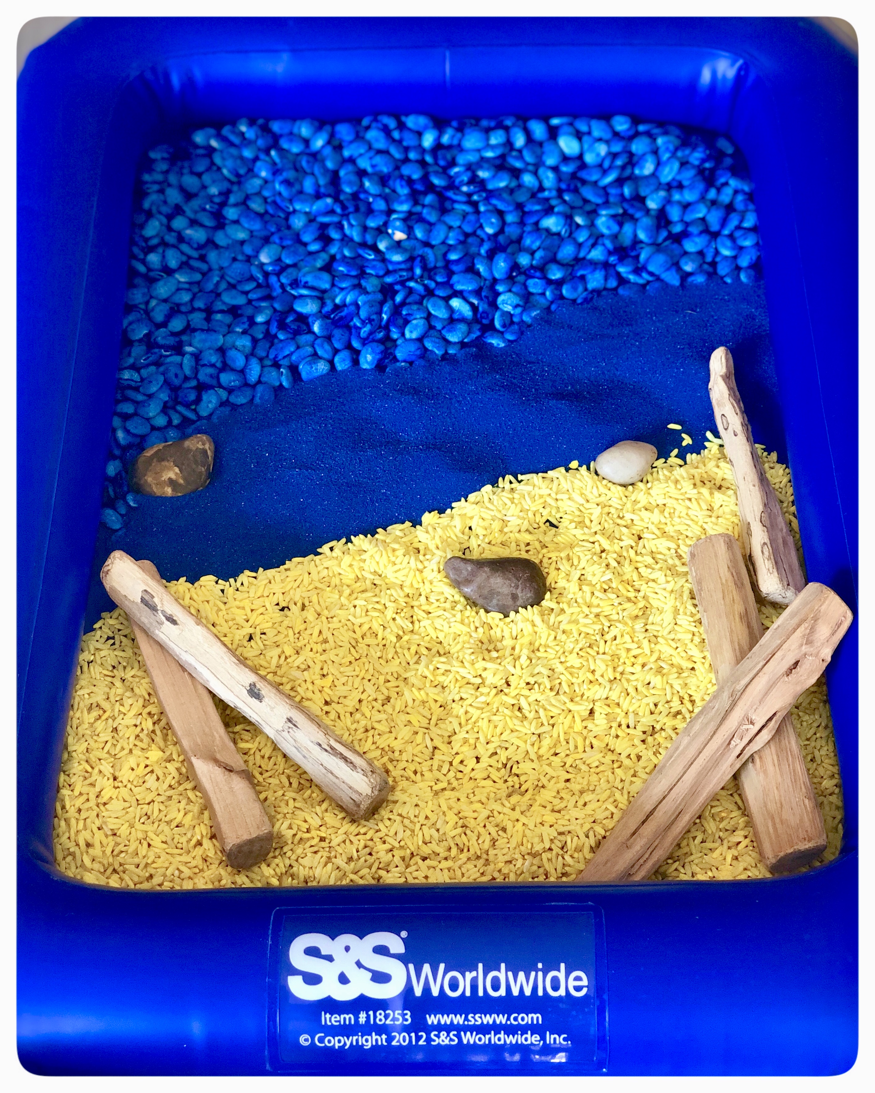 🌊 Ocean Sensory Bin 🐚 .Looking for a fun and simple activity for your kiddos this summer? Create an ocean inspired sensory bin 🐚 Did you know you can dye food you have right now in your kitchen?