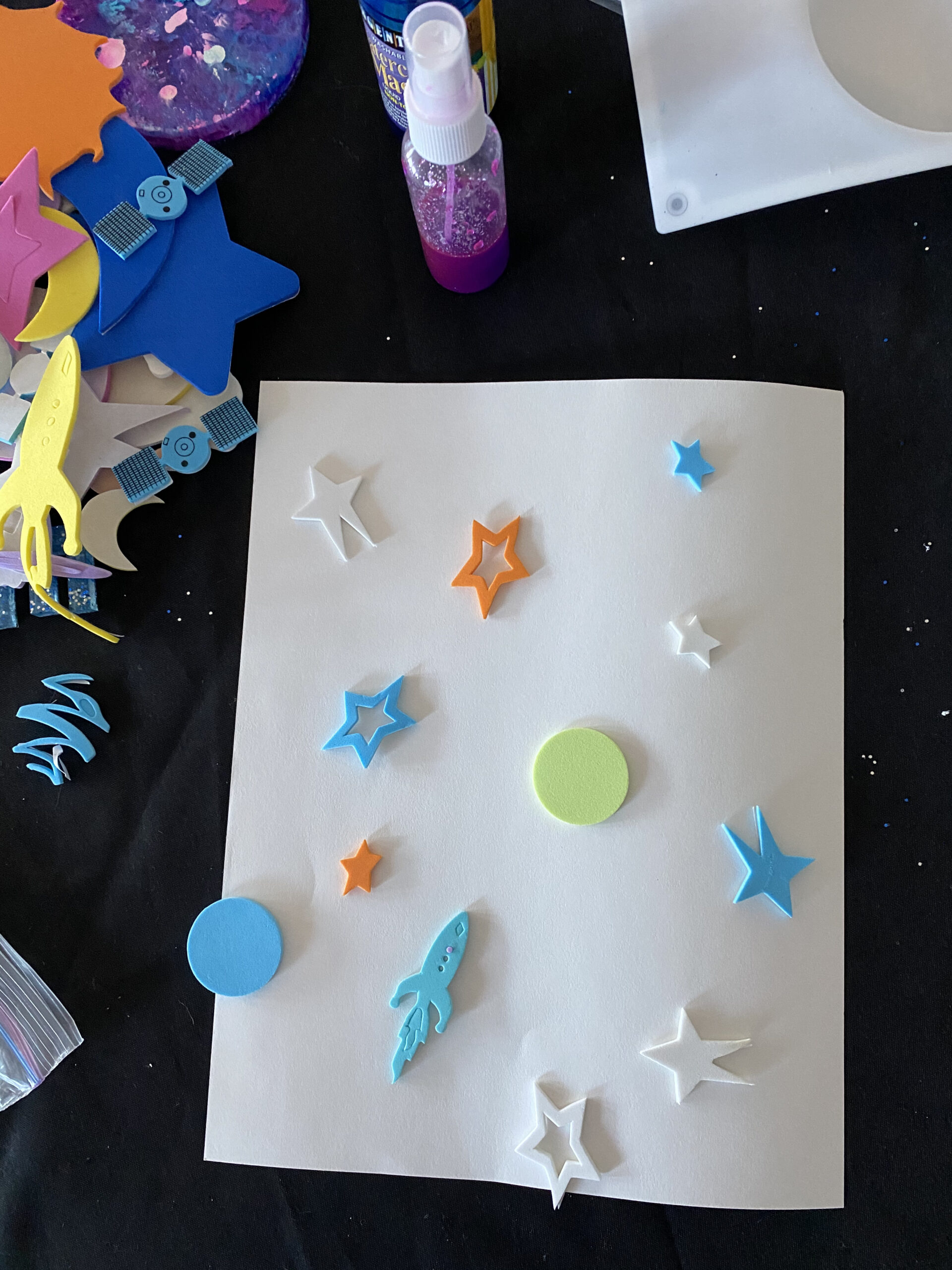 Splatter Painting: Here is a fun art lesson to include in your Outer Space Unit. Let's learn about our Galaxy while incorporating Splatter Painting and Graffiti Art.