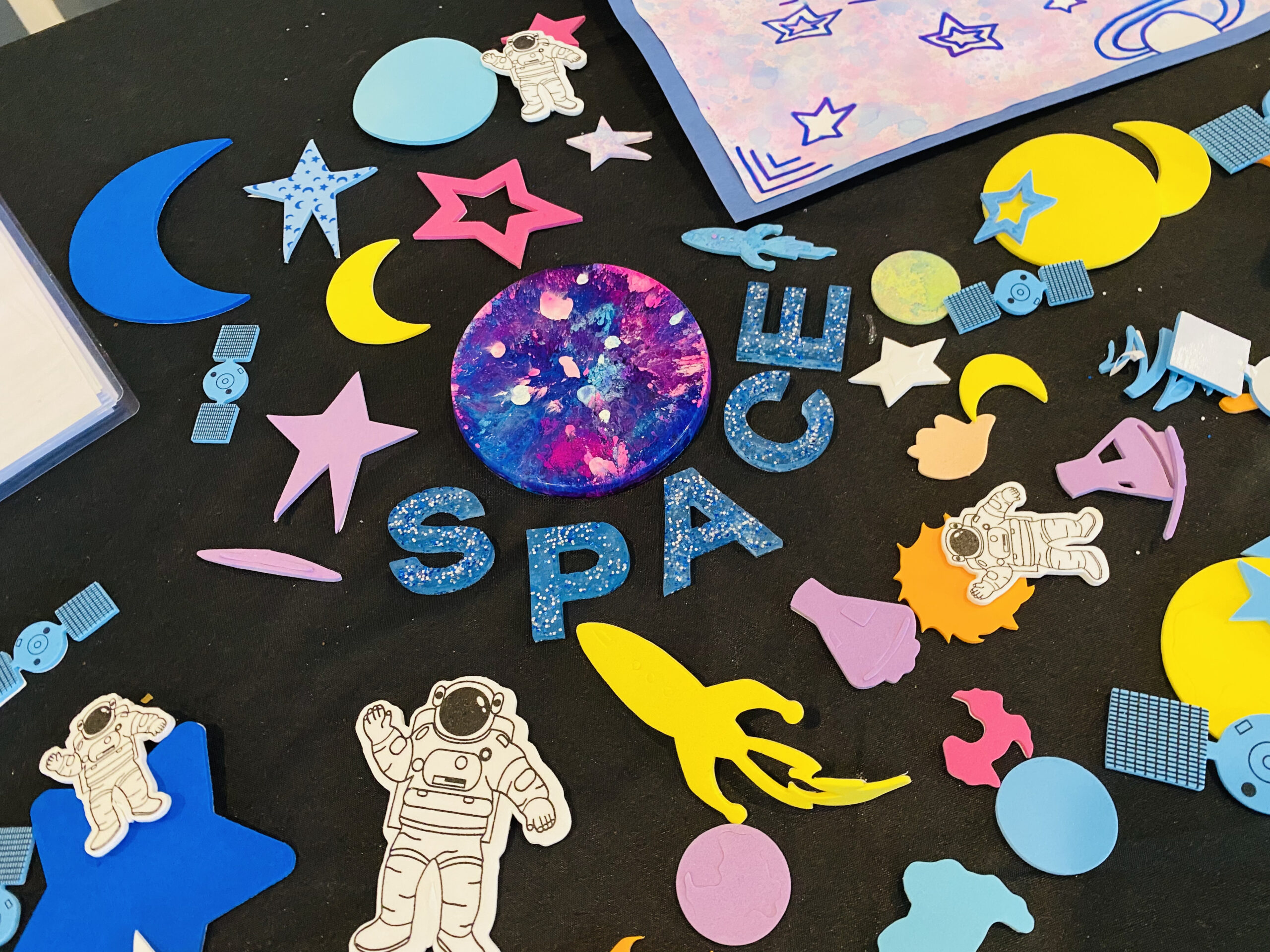 Splatter Painting: Here is a fun art lesson to include in your Outer Space Unit. Let's learn about our Galaxy while incorporating Splatter Painting and Graffiti Art.
