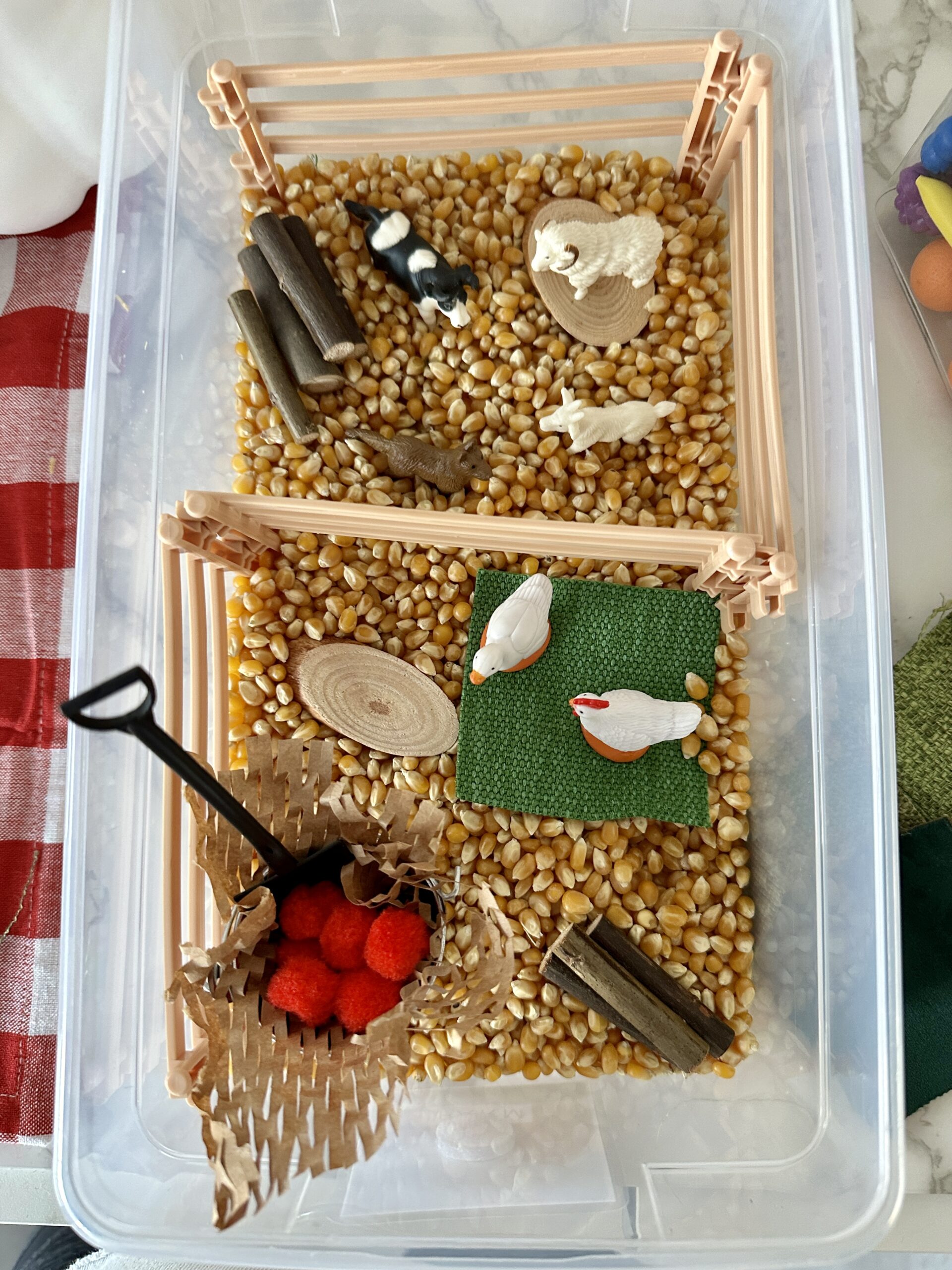A simple Farm Theme sensory bin that your child will be sure to enjoy.