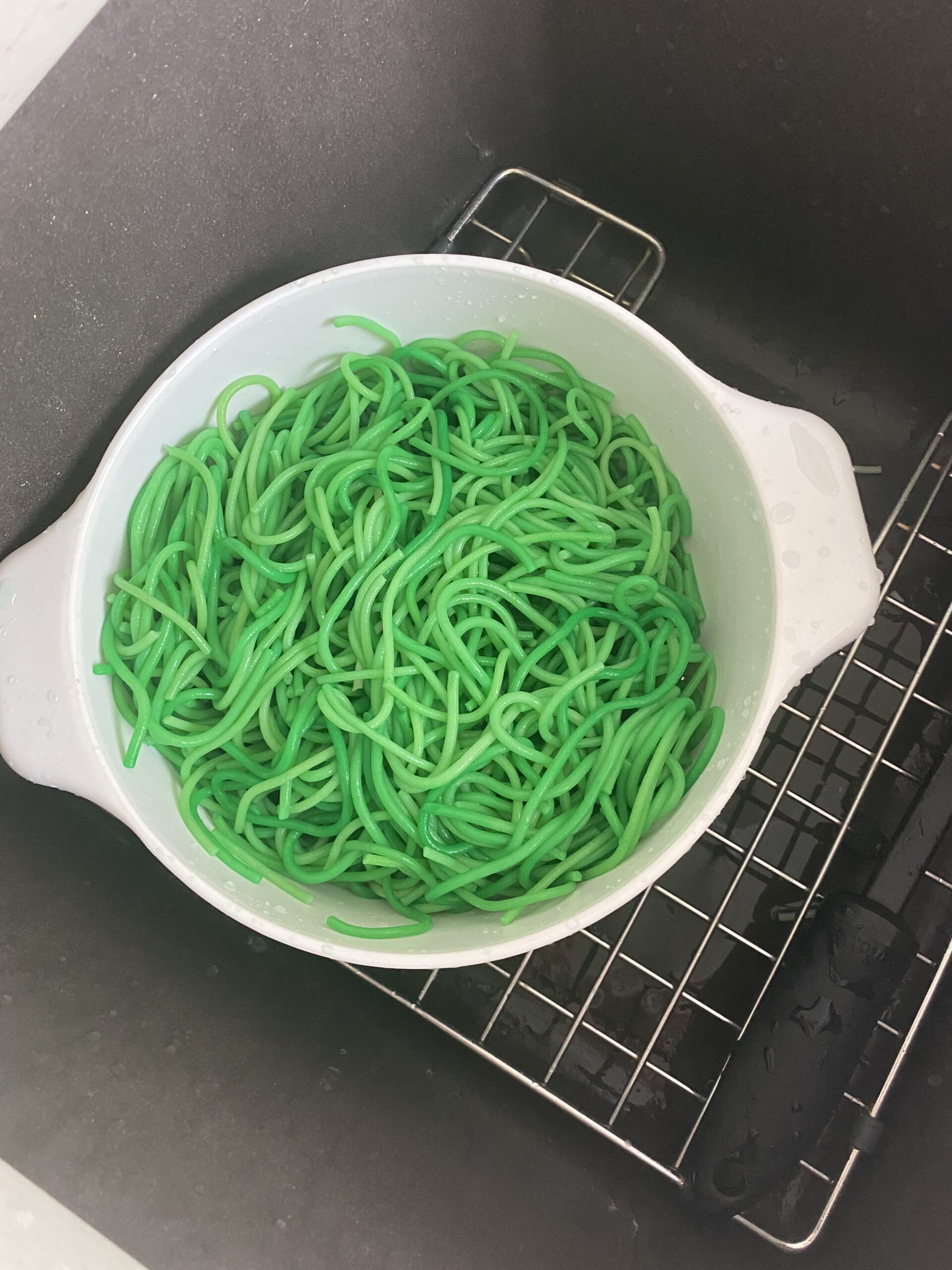 Did you know you can use cooked noodles in a sensory bin? Let me show you how. 