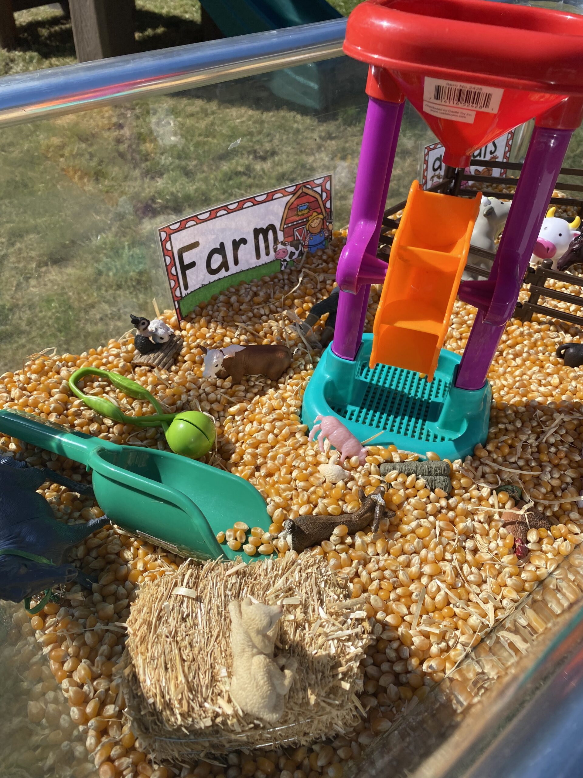 A simple Farm Theme sensory bin that your child will be sure to enjoy. 